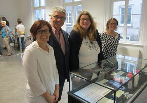 Bei der Ausstellungseröffnung (v.r.) BeBeE Koordinatorin Christine Krohne, Sozialsenatorin Anja Stahmann, Parität-Vorsitzender Hermann Schulte-Sasse und Sabine Wagenblass, Hochschule Bremen