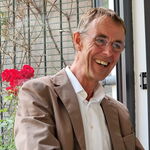 älterer Mann lachend
