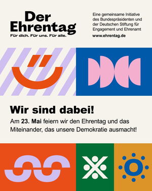 Plakat mit bunten grafischen Symbolen wie Smiley, Blume, Sonne. Der Ehrentag. Wir sind dabei