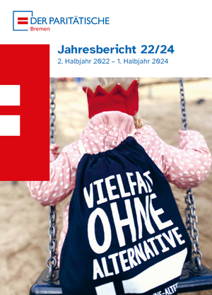 Kind auf Schaukel von hinten, trägt eine rote Krone und einen schwarzen Rucksack mit der Aufschrift Vielfalt ohne Alternative