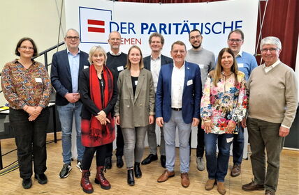 Gruppenfoto von 12 Personen vor einer Leinwand "Der Paritätische" - Die Mitglieder des Verbandsrats des Paritätischen