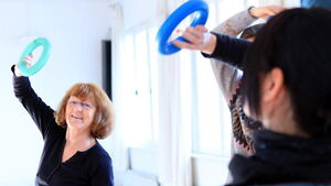 Zwei tanzende Frauen mit Ringen