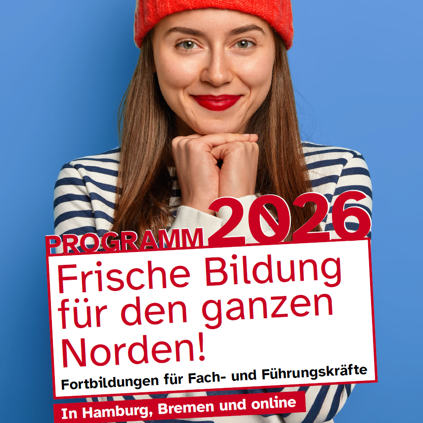 Junge Frau mit roter Mütze sieht vorfreudig aus. Text Programm 2026: Frische Bildung für den ganzen Norden Fortbildungen für Fach und Führungskräfte in Hamburg, Bremen und online